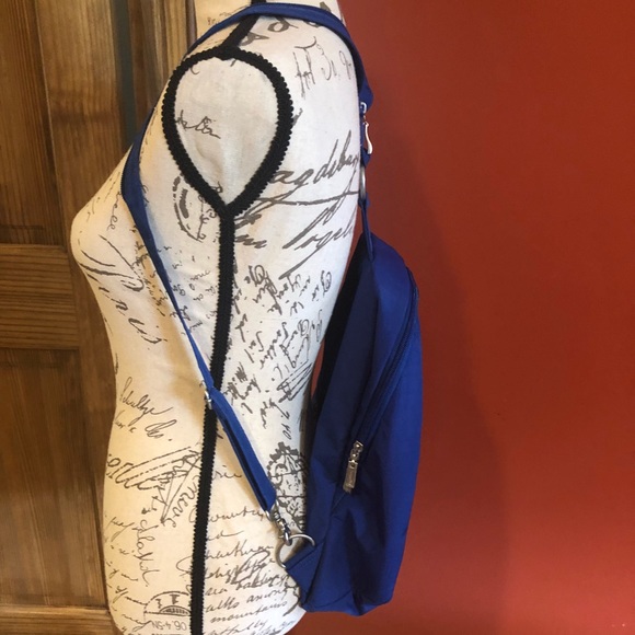 baggallini excursion travel sling